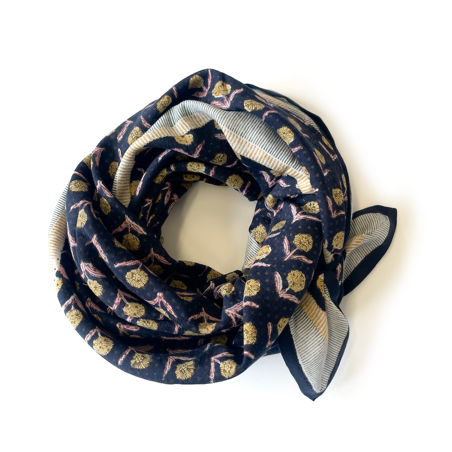 2022-03-big-foulard-latika-lotus.png