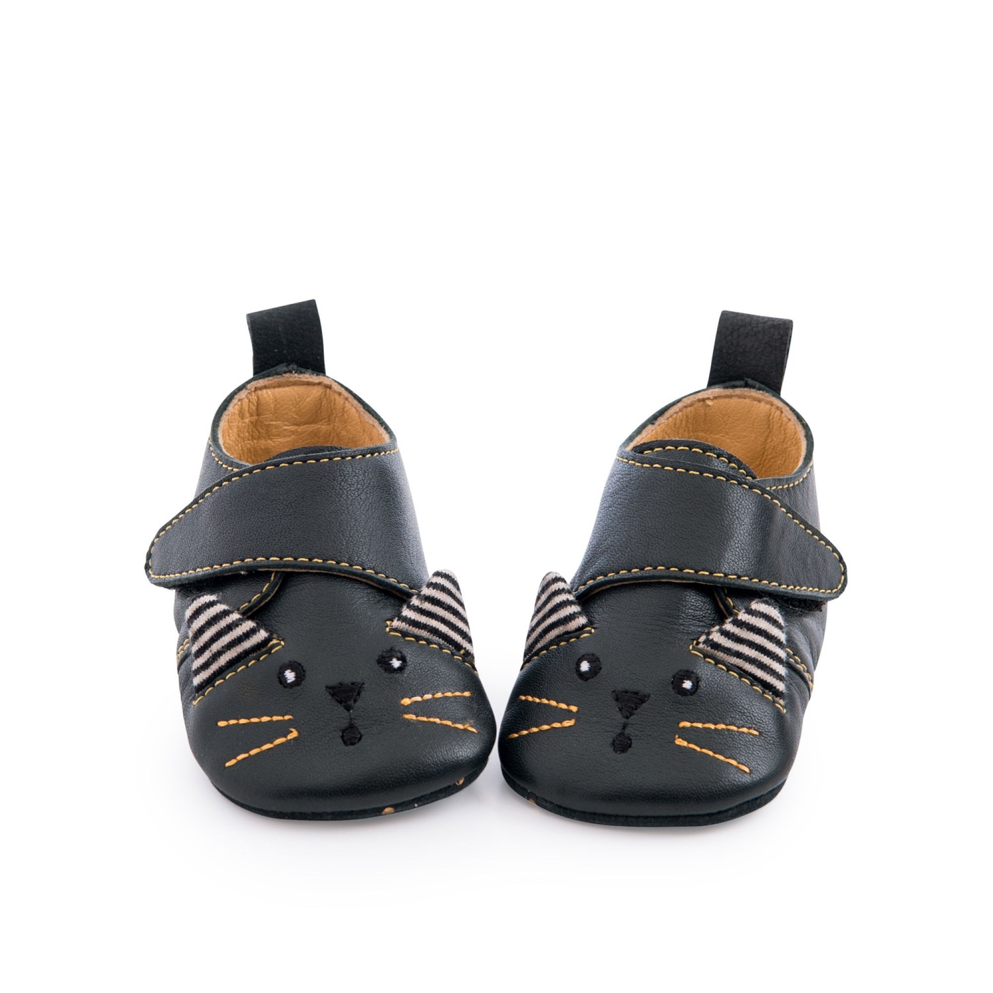 2022-08-chaussons-cuir-chat-noir-les-moustaches-612-m-moulin-roty-oa.jpg