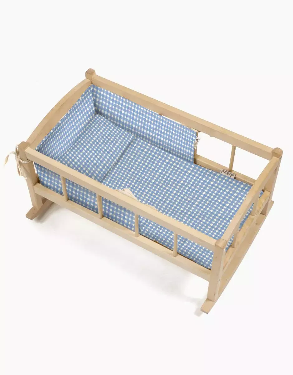 2022-12-minikane-collection-dressing-vetements-accessoires-meubles-poupees-gordis-34-37cm-lit-a-bascule-en-bois-et-coussin-en-coton-vichy-bleu.webp