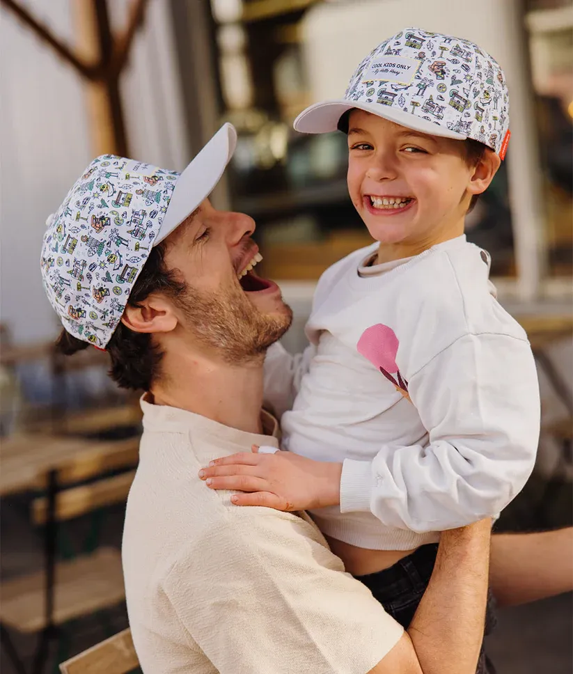 casquette-enfants-bebes-cool-dads-only-imprime-gris-hello-hossy.webp