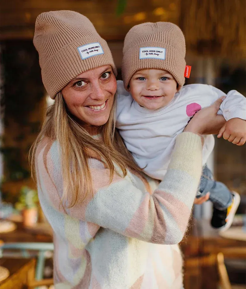 bonnet-colore-enfants-bebes-duo-maman-pop-beige-hello-hossy.webp