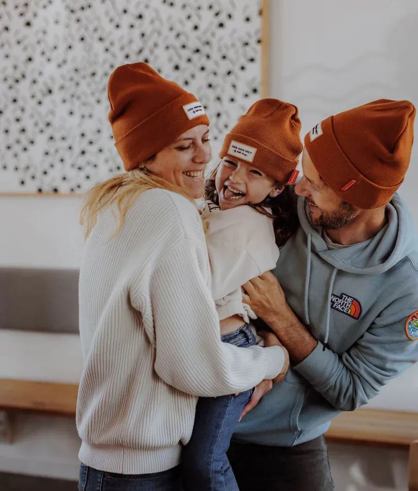 bonnet-enfants-bebes-papa-maman-urban-camel-hello-hossy.webp