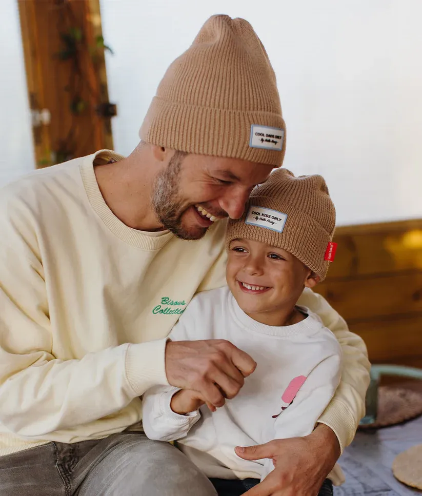 bonnet-colore-enfants-bebes-pere-fils-pop-beige-hello-hossy.webp