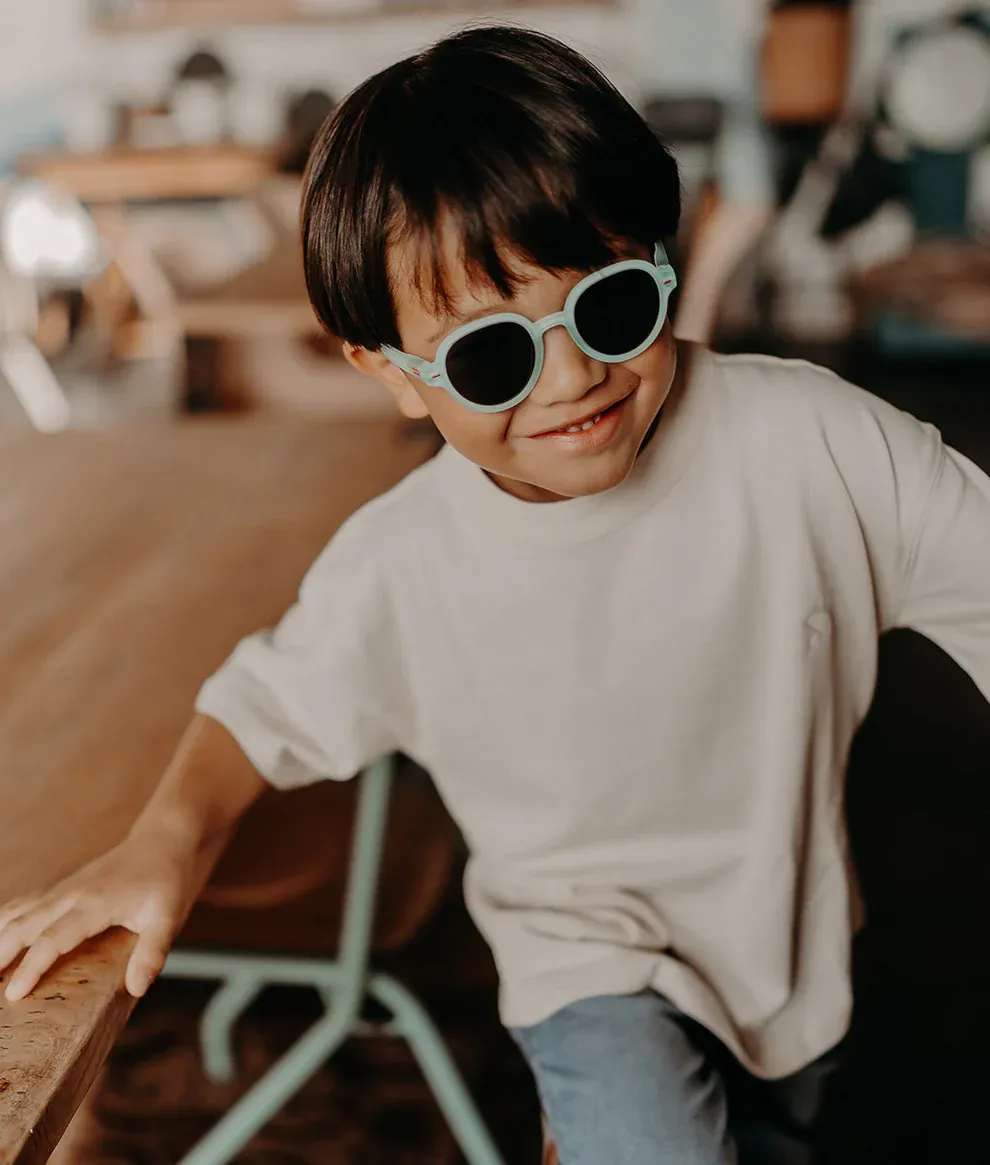 lunettes-de-soleil-enfants-verres-categorie-3-forme-ronde-bleu-hello-hossy.webp