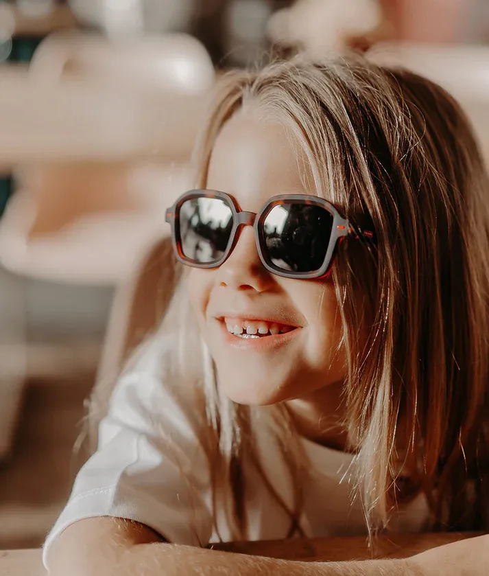 lunettes-de-soleil-colorees-enfants-bicolore-ecailles-hello-hossy.webp