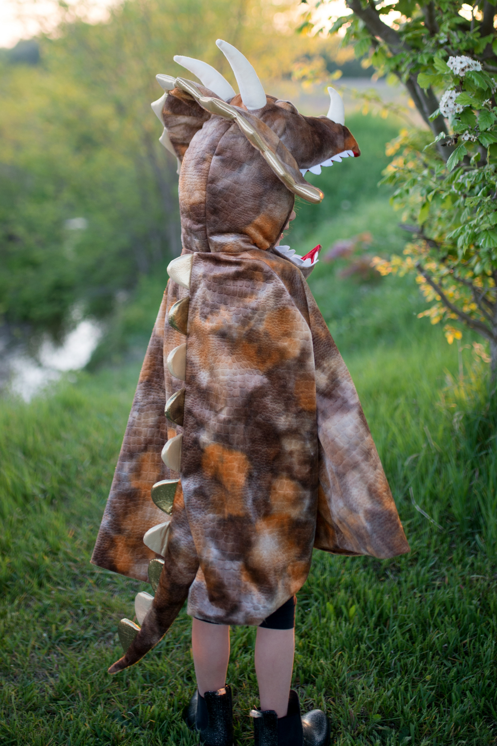 sous-la-bonne-etoile-great-pretenders-grandasaurus-triceratops-cape-7-8-ans-3.png