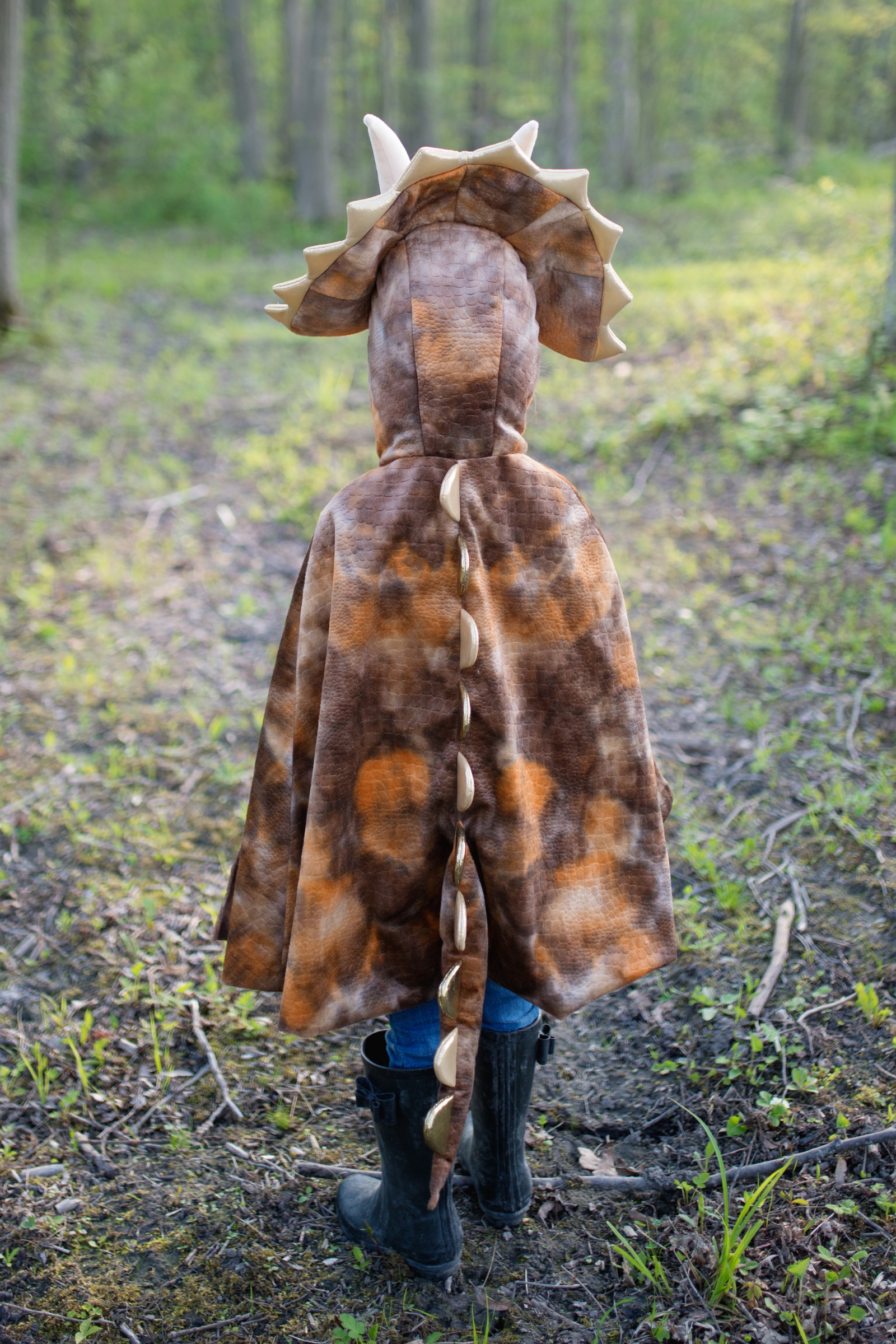 sous-la-bonne-etoile-great-pretenders-grandasaurus-triceratops-cape-7-8-ans-4.png