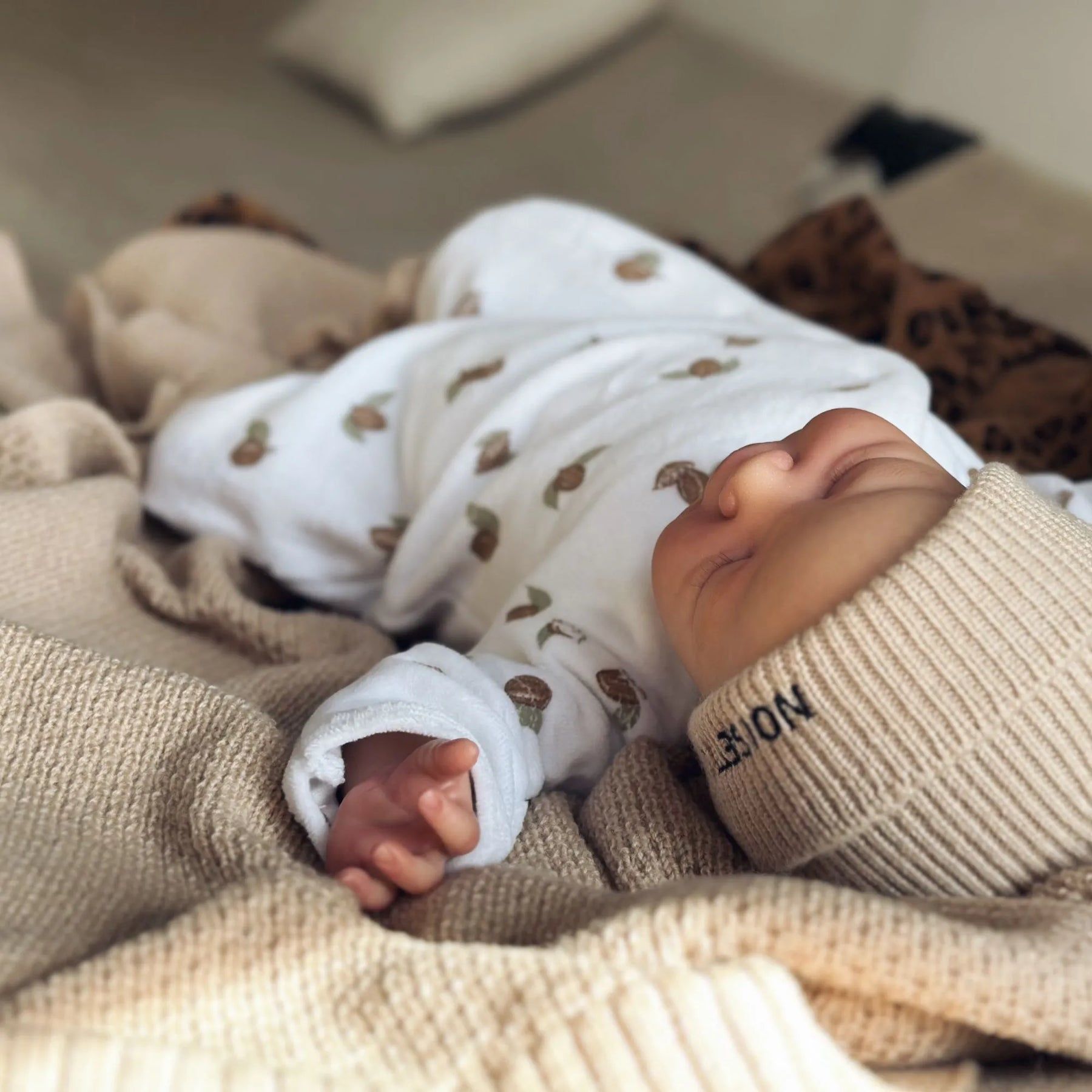 sous-la-bonne-etoile-moulin-roty-pyjama-12-mois-velours-jungle-la-foret-mawa-2.jpg