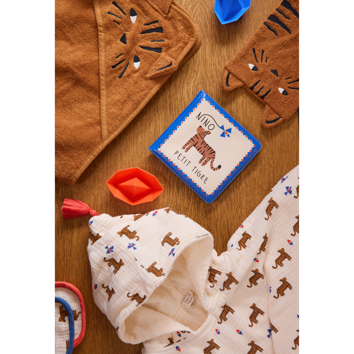 sous-la-bonne-etoile-moulin-roty-sortie-de-bain-tigre-baboo-la-foret-mawa-3.png