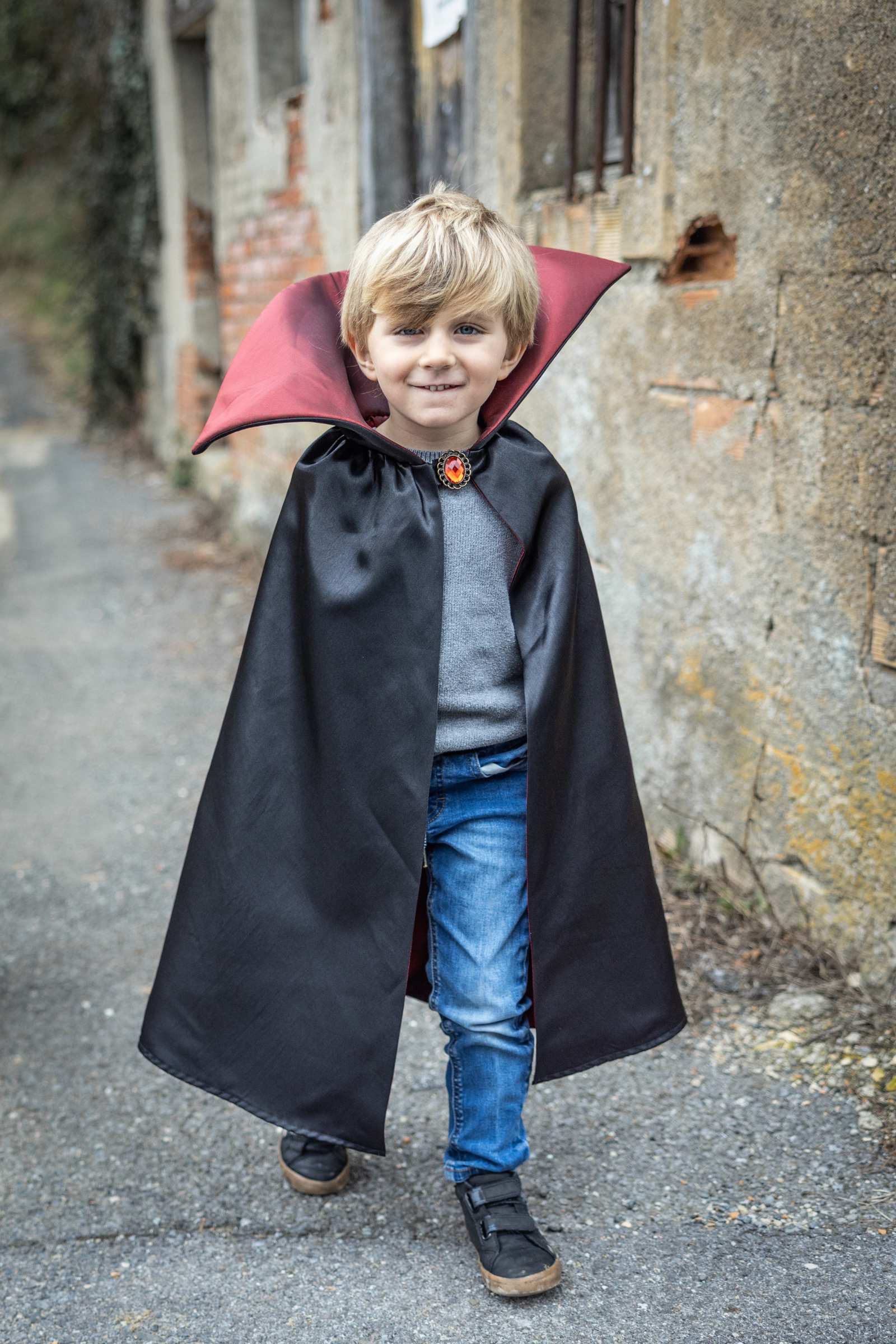 sous-la-bonne-etoile-great-pretenders-cape-de-vampire-royale-r-versi-1.png