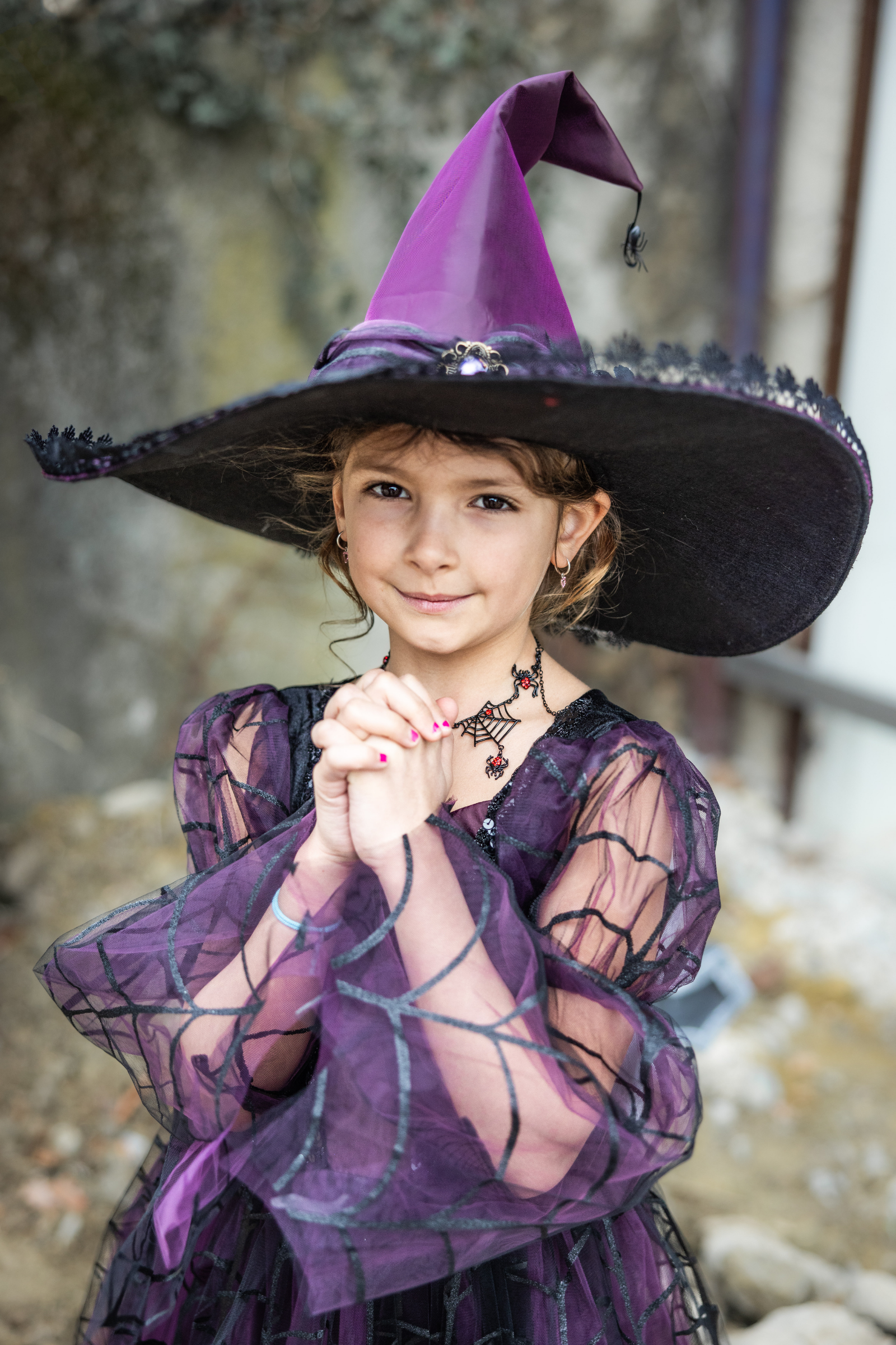 sous-la-bonne-etoile-great-pretenders-chapeau-de-sorci-re-araign-e-a-1.png