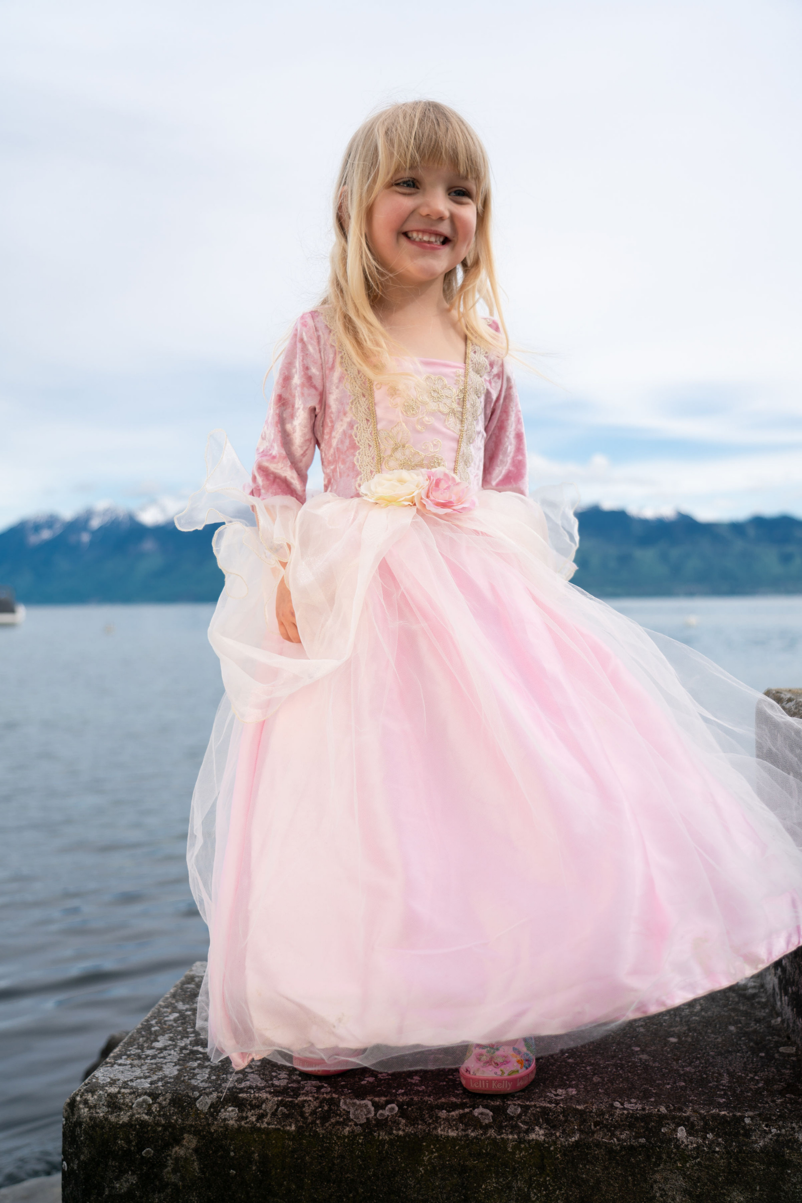 sous-la-bonne-etoile-great-pretenders-robe-de-princesse-rose-dor-e-1.png