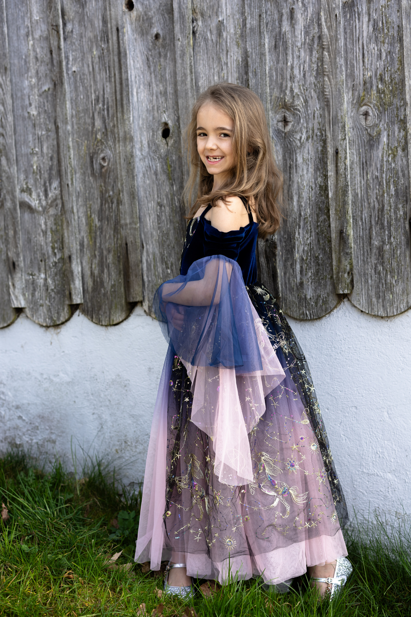 sous-la-bonne-etoile-great-pretenders-robe-enchanteresse-du-cr-puscu-2.png