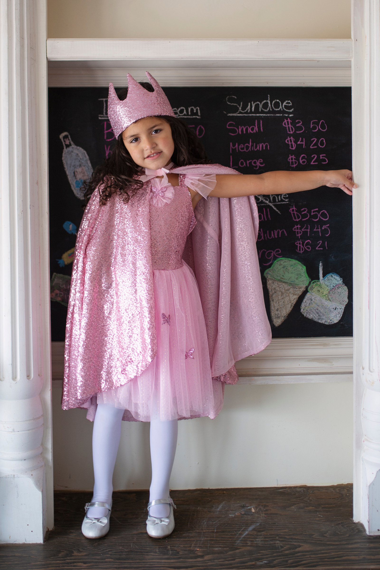 sous-la-bonne-etoile-great-pretenders-robe-papillon-dor-e-avec-ailes-1.png