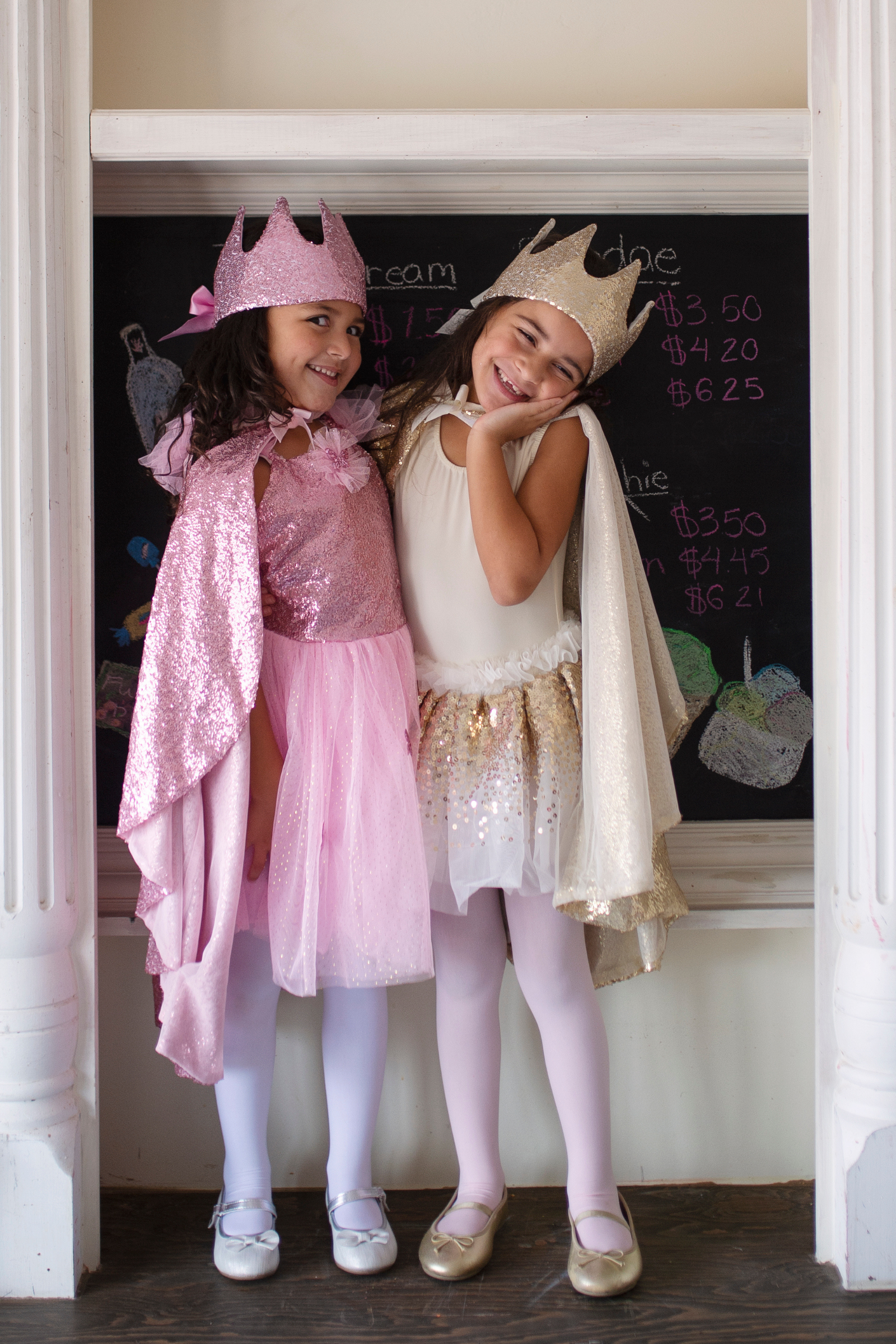 sous-la-bonne-etoile-great-pretenders-robe-papillon-dor-e-avec-ailes-2.png